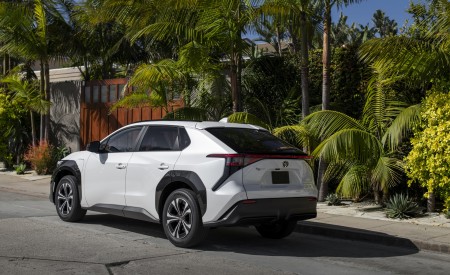 2023 Toyota bZ4X XLE FWD Rear Three-Quarter Wallpapers 450x275 (56)