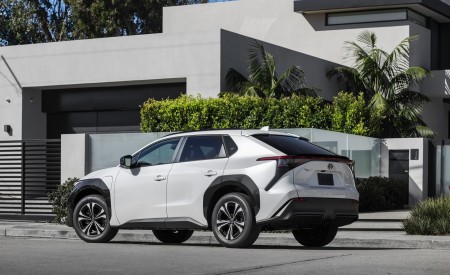 2023 Toyota bZ4X XLE FWD Rear Three-Quarter Wallpapers 450x275 (38)