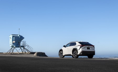 2023 Toyota bZ4X XLE FWD Rear Three-Quarter Wallpapers 450x275 (14)