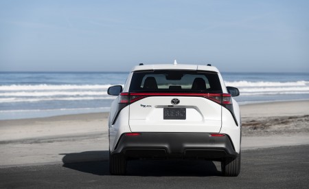 2023 Toyota bZ4X XLE FWD Rear Wallpapers 450x275 (22)