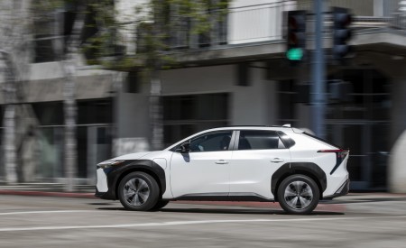 2023 Toyota bZ4X XLE FWD Side Wallpapers 450x275 (32)