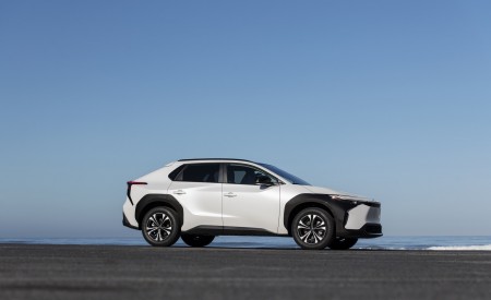 2023 Toyota bZ4X XLE FWD Side Wallpapers 450x275 (23)