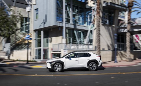 2023 Toyota bZ4X XLE FWD Side Wallpapers 450x275 (33)