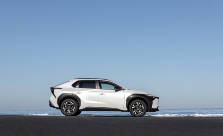 2023 Toyota bZ4X XLE FWD Side Wallpapers 450x275 (24)