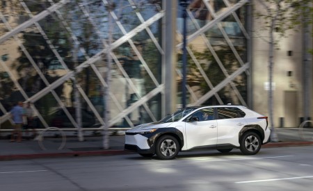 2023 Toyota bZ4X XLE FWD Side Wallpapers 450x275 (34)