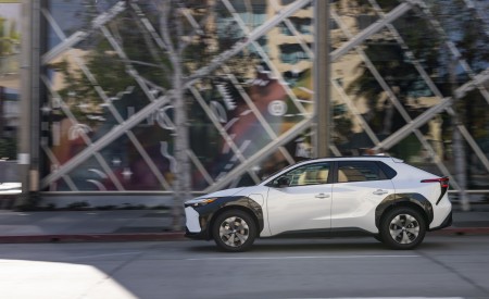 2023 Toyota bZ4X XLE FWD Side Wallpapers 450x275 (35)