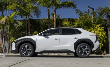 2023 Toyota bZ4X XLE FWD Side Wallpapers 450x275 (57)