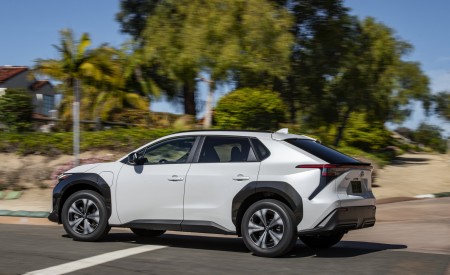 2023 Toyota bZ4X XLE FWD Side Wallpapers 450x275 (54)