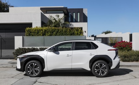 2023 Toyota bZ4X XLE FWD Side Wallpapers 450x275 (39)