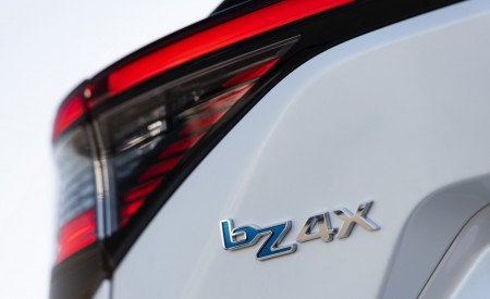 2023 Toyota bZ4X XLE FWD Tail Light Wallpapers 450x275 (69)