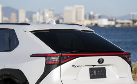 2023 Toyota bZ4X XLE FWD Tail Light Wallpapers 450x275 (65)