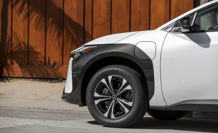 2023 Toyota bZ4X XLE FWD Wheel Wallpapers 450x275 (60)