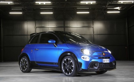 2022 Abarth 695 Tributo 131 Rally Front Three-Quarter Wallpapers 450x275 (19)