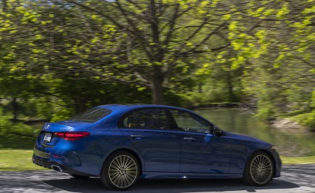 2022 Mercedes-Benz C-Class (US-Spec) Rear Three-Quarter Wallpapers 450x275 (103)