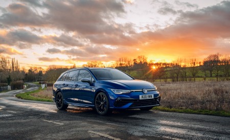 2022 Volkswagen Golf R Estate UK version Front Three-Quarter Wallpapers  450x275 (17)