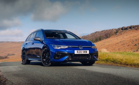 2022 Volkswagen Golf R Estate UK version Front Three-Quarter Wallpapers 450x275 (12)
