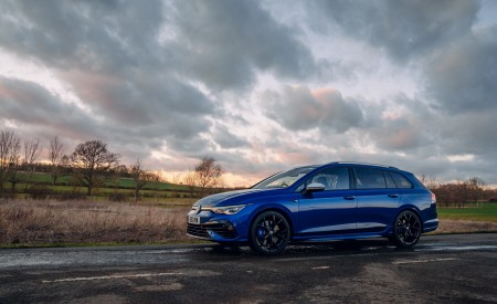 2022 Volkswagen Golf R Estate UK version Front Three-Quarter Wallpapers 450x275 (19)