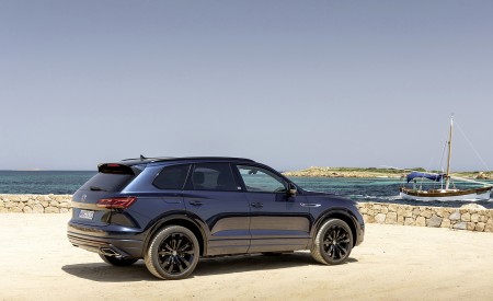 2022 Volkswagen Touareg EDITION 20 Rear Three-Quarter Wallpapers 450x275 (4)