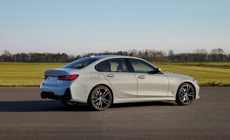 2023 BMW 3 Series Rear Three-Quarter Wallpapers 450x275 (20)