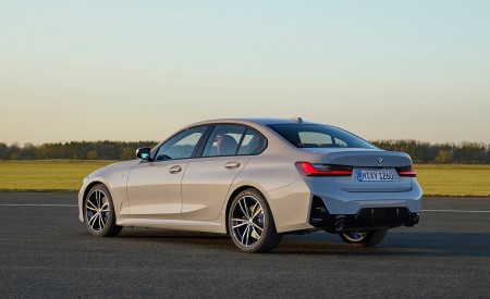 2023 BMW 3 Series Rear Three-Quarter Wallpapers 450x275 (21)