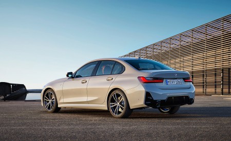 2023 BMW 3 Series Rear Three-Quarter Wallpapers 450x275 (26)