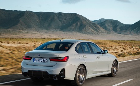 2023 BMW 3 Series Rear Three-Quarter Wallpapers 450x275 (3)