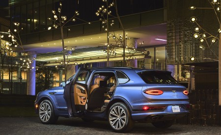 2023 Bentley Bentayga Extended Wheelbase Artistic (Color: Portofino) Rear Three-Quarter Wallpapers 450x275 (8)