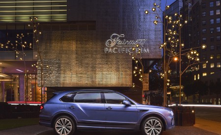 2023 Bentley Bentayga Extended Wheelbase Artistic (Color: Portofino) Side Wallpapers 450x275 (9)