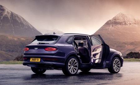 2023 Bentley Bentayga Extended Wheelbase Rear Three-Quarter Wallpapers 450x275 (98)