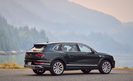 2023 Bentley Bentayga Extended Wheelbase Serene (Color: Cumbrian Green) Rear Three-Quarter Wallpapers 450x275 (51)