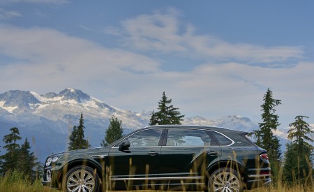 2023 Bentley Bentayga Extended Wheelbase Serene (Color: Cumbrian Green) Side Wallpapers 450x275 (49)