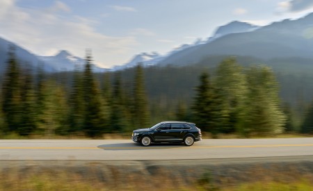 2023 Bentley Bentayga Extended Wheelbase Serene (Color: Cumbrian Green) Side Wallpapers 450x275 (46)