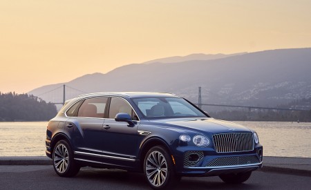 2023 Bentley Bentayga Extended Wheelbase Timeless (Color: Marlin) Front Three-Quarter Wallpapers 450x275 (35)