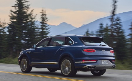 2023 Bentley Bentayga Extended Wheelbase Timeless (Color: Marlin) Rear Three-Quarter Wallpapers 450x275 (31)