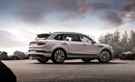 2023 Bentley Bentayga Extended Wheelbase Urban (Color: Dove Grey) Rear Three-Quarter Wallpapers 450x275 (19)