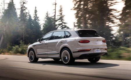2023 Bentley Bentayga Extended Wheelbase Urban (Color: Dove Grey) Rear Three-Quarter Wallpapers 450x275 (17)