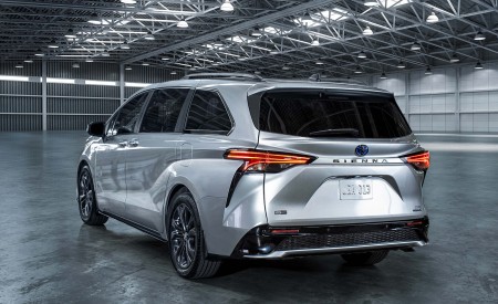 2023 Toyota Sienna 25th Anniversary Rear Three-Quarter Wallpapers 450x275 (5)