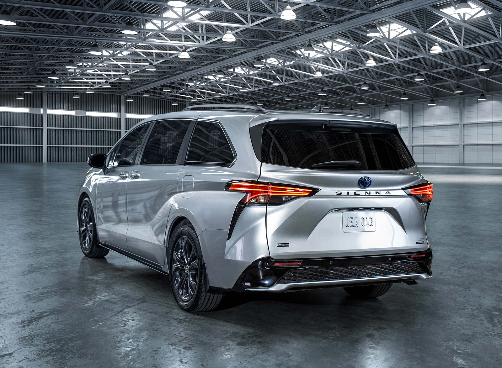 2023 Toyota Sienna 25th Anniversary Rear Three-Quarter Wallpapers (4)