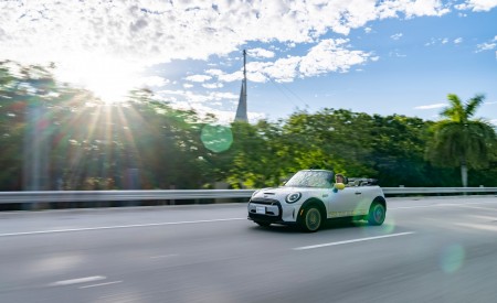 2022 Mini Cooper SE Convertible Concept Front Three-Quarter Wallpapers 450x275 (169)