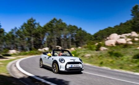 2022 Mini Cooper SE Convertible Concept Front Three-Quarter Wallpapers 450x275 (3)