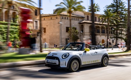 2022 Mini Cooper SE Convertible Concept Front Three-Quarter Wallpapers 450x275 (126)