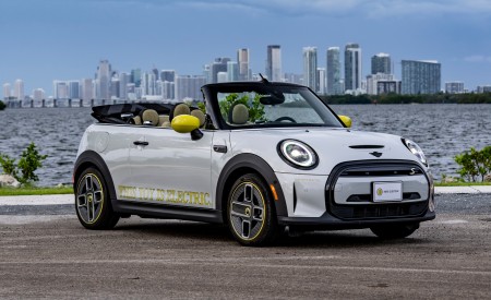 2022 Mini Cooper SE Convertible Concept Front Three-Quarter Wallpapers  450x275 (217)