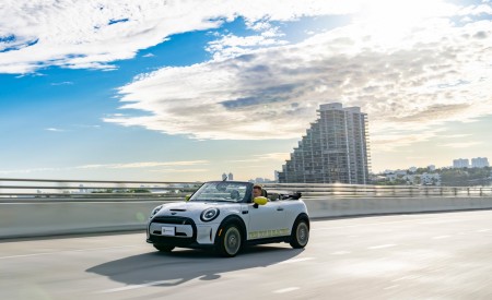 2022 Mini Cooper SE Convertible Concept Front Three-Quarter Wallpapers  450x275 (175)