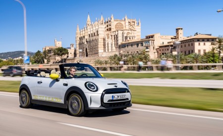 2022 Mini Cooper SE Convertible Concept Front Three-Quarter Wallpapers 450x275 (118)