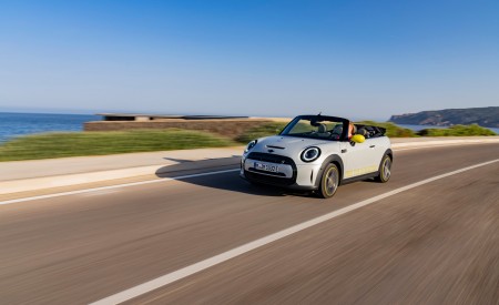 2022 Mini Cooper SE Convertible Concept Front Three-Quarter Wallpapers 450x275 (20)