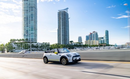 2022 Mini Cooper SE Convertible Concept Front Three-Quarter Wallpapers 450x275 (163)