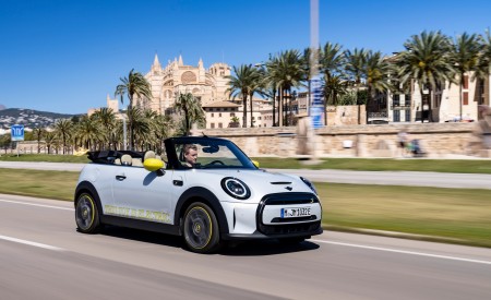 2022 Mini Cooper SE Convertible Concept Front Three-Quarter Wallpapers 450x275 (119)