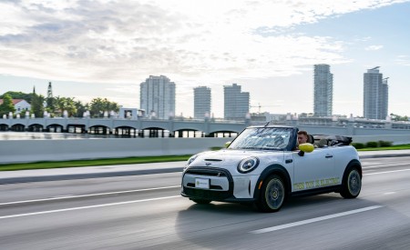 2022 Mini Cooper SE Convertible Concept Front Three-Quarter Wallpapers 450x275 (165)