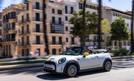 2022 Mini Cooper SE Convertible Concept Front Three-Quarter Wallpapers 450x275 (124)