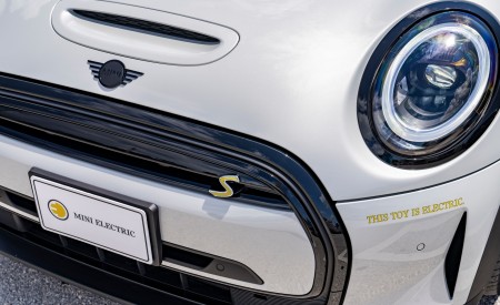2022 Mini Cooper SE Convertible Concept Headlight Wallpapers 450x275 (247)